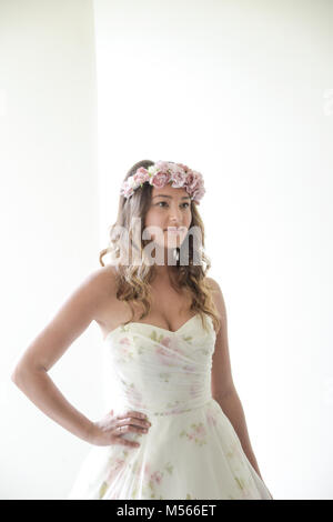 Porträt einer schönen Modell Tragen eines weißen Designer Wedding Dress - einfacher weißer Hintergrund & Fenster Beleuchtung Stockfoto