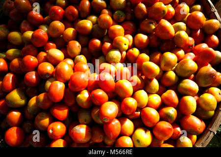 Bogor, Indonesien. 20 Feb, 2018. Anzeige Tomaten zu Surya Kencana traditionelle Markt in Bogor in der Provinz West Java, Indonesien. Chili ist 8.000 IDR/Kg auf dem Markt verkauft. Credit: Dadang Tri/Pacific Press/Alamy leben Nachrichten Stockfoto