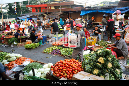 Bogor, Indonesien. 20 Feb, 2018. Aktivität an Surya Kencana traditionelle Markt in Bogor in der Provinz West Java, Indonesien. Chili ist 20.000 IDR/Kg auf dem Markt verkauft. Credit: Dadang Tri/Pacific Press/Alamy leben Nachrichten Stockfoto