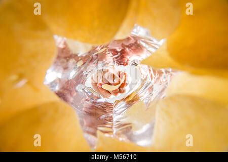 Hand halten Kartoffelchips im Beutel.Worm Blick in Tasche. Stockfoto