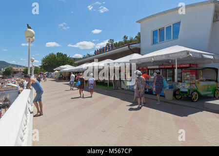 Gelendschik, die Region Krasnodar, Russland - Juli 19, 2015: Cafe 'Admiral' an der Promenade der Resort Gelendschik Stockfoto