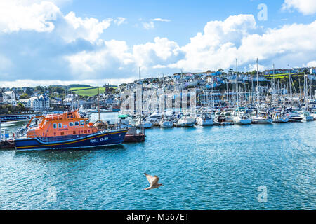 Ein rnli Lifeboat mooed im Hafen von Brixham mit anderen Booten. Stockfoto