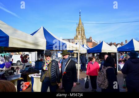 Stilvolle Paar in Trilby hüte Stratford-upon-Avon Landwirte Street Market UK Stockfoto