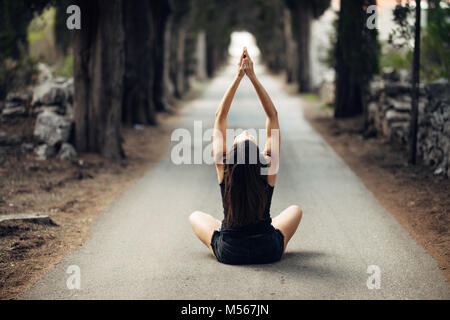 Sorglose ruhe Frau meditieren in der Natur. Finden des inneren Friedens Yoga Praxis Spirituelle Heilung Lifestyle. Genießen Sie Frieden, Anti-Stress-Therapie, Achtsamkeit Stockfoto