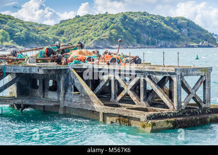 Verfallene, stillgelegten Hafen Inszenierung im Hafen von Brixham, Devon, Großbritannien. Stockfoto