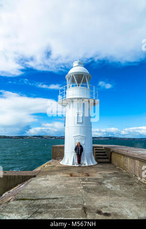 Der Leuchtturm am Ende der Hafenmauer in Brixham, South Devon in England. Stockfoto