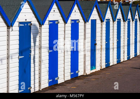 Eine Reihe von Umkleidekabinen am Strand an der Küste von Devon, England. Stockfoto
