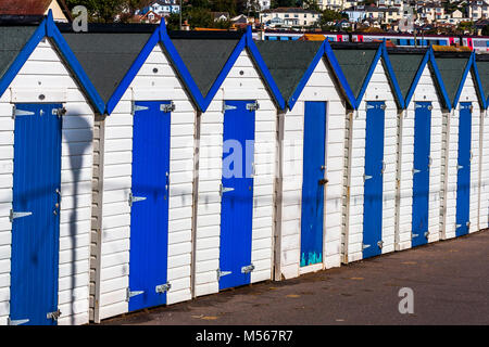 Eine Reihe von Umkleidekabinen am Strand an der Küste von Devon, England. Stockfoto