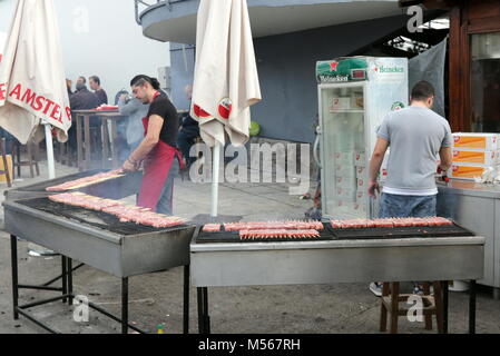 Männer grillen Fleischspieße am Grill während Agrotica, einer internationalen landwirtschaftlichen Outdoor Messe im Norden der griechischen Stadt Thessaloniki. Stockfoto