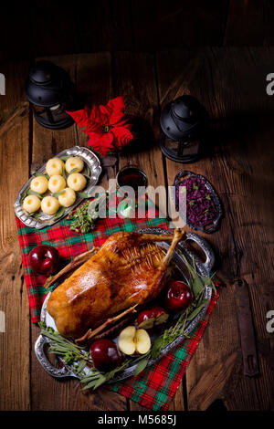 Braten Weihnachten Ente mit Äpfeln Stockfoto