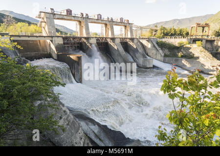 Zurücksetzen des Wassers am Wasserkraftwerk am Fluss Stockfoto