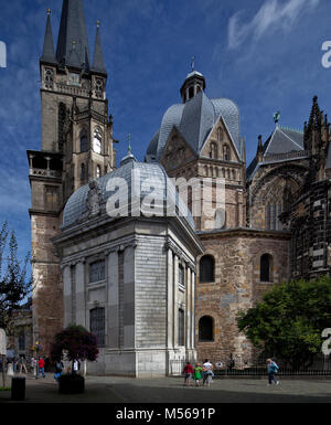 Aachener Dom Sturm und karolingisches Oktogon von Süden davor Ungarische Kapelle Stockfoto