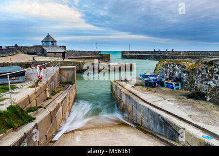 Charlestown Hafen als die Rolle in die Wolken und das Meer, der Hafen Helling in der Abenddämmerung. Der View wird aus dem Hafen auf der Suche nach Osten über t Stockfoto