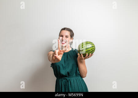 Gemüse Diät Konzept Portrait mit junge Frau mit Wassermelone auf weißem Hintergrund Stockfoto