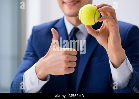 Junge Unternehmer mit Tennis ball Arbeiten im Büro Stockfoto