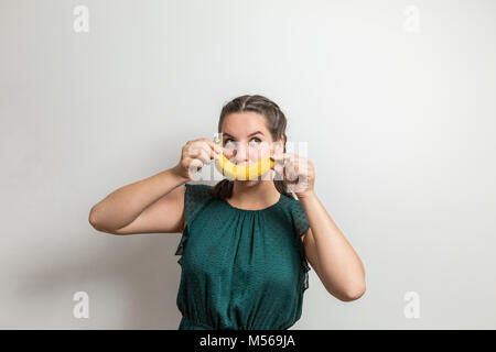 Schöne Mädchen liebt Obst essen Stockfoto