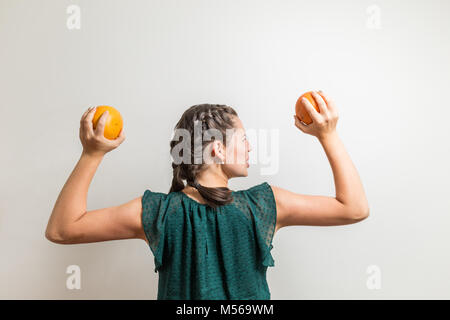 Schweres Heben Fitness Mädchen erhält von Obst und Vitamine Stärke Stockfoto