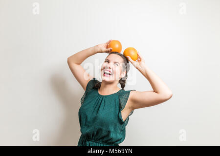 Fröhliche kaukasische Mädchen ist Spaß mit Obst Stockfoto