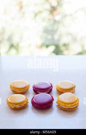 Sechs verschiedene bunte runde Französisch Macaron Cookies auf dem Tisch Stockfoto