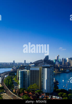 Auf die Sydney Harbour Bridge und das Opernhaus von North Sydney, New South Wales, Australien Stockfoto