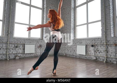 Frau Tänzer, im schönen Dynamischer Sprung Action Figur Stockfoto