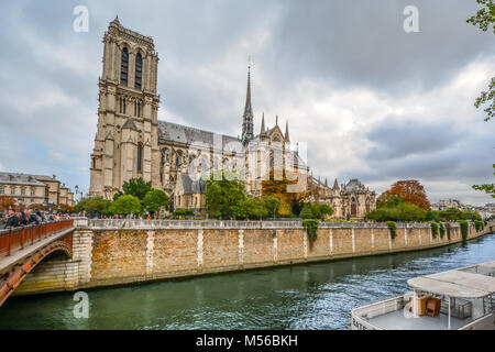 Die Kathedrale Notre Dame und der Seine an einem bewölkten Tag im Frühherbst auf der Ile de la Cite, Paris, Frankreich Stockfoto