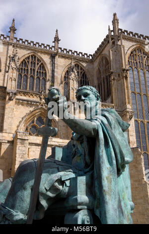 Außen, York Minster: Südseite mit Statue des römischen Kaiser Konstantin Stockfoto
