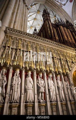 Interieur, York Minster: die Überfahrt, die den Chor mit ausgefeilten Stein geschnitzten Figuren der englischen Könige Stockfoto