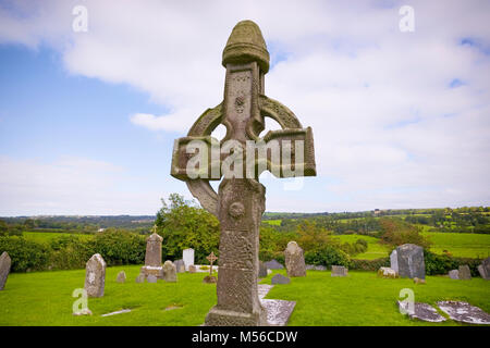 Der Norden überqueren. Einer der beiden, aus dem 8. Jahrhundert hohe Kreuze, in Ahenny, County Tipperary, einige der frühesten Beispiele für in Irland zu finden. Stockfoto