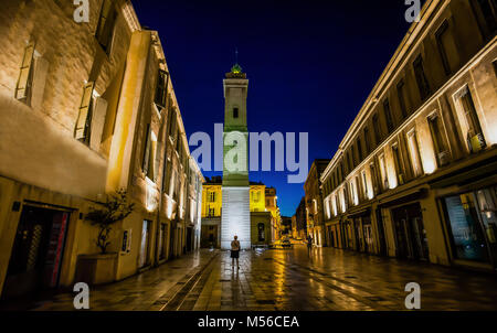 NIMES, Frankreich 27 JUNI 2016 - Nächtliche Ansicht der Clock Tower, im Einkaufszentrum, Nimes Frankreich Stockfoto