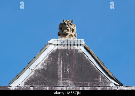 Stein gehörnter Gargoyle/Groteske auf dem Dach des Lincoln College. Oxford, Oxfordshire, England Stockfoto