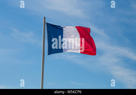 Französische Flagge unter blauem Himmel Stockfoto