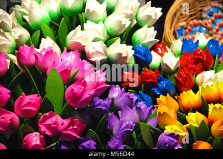 Holz- Tulpen in einen Souvenir Shop in Amsterdam, Niederlande Stockfoto