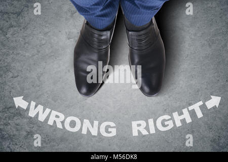 Geschäftsmann Füße nach schwierigen Wahl Dilemma Stockfoto