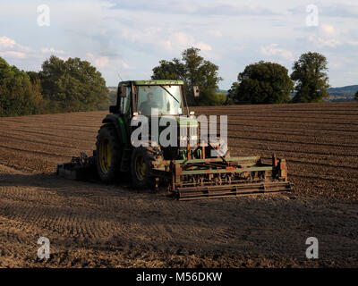 Farm Traktor pflügen Feld in Derbyshire in England Stockfoto