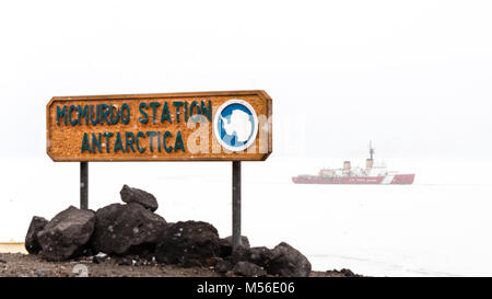 McMurdo Station, Antarktis - 13 Jan, 2015: US Coast Guard Cutter Polar Star bricht einen Kanal im Meereis Zugang für ein versorgungsschiff zur Verfügung zu stellen. Stockfoto