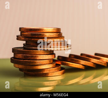 Münzen des Euro Cent auf den Tisch gestapelt. Münzen auf einer verschwommenen Hintergrund. Währung der Europäischen Union. Stockfoto