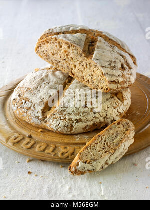 Hand Made artisan Sauerteig Vollkorn Brot mit weissen Samen, Gemälzten und Roggen Mehl Stockfoto