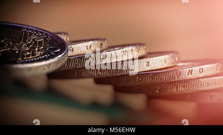 Münzen zwei Euro liegen auf dem Tisch. Münzen auf einem unscharfen Hintergrund Münze Bezeichnung von zwei Euro. Währung der Europäischen Union. Stockfoto