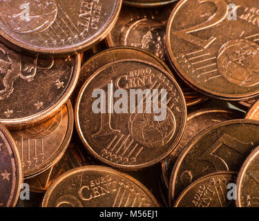 Münze 1 Euro Cent. Münze auf einem verschwommenen Hintergrund der Münzen. Währung der Europäischen Union. Stockfoto