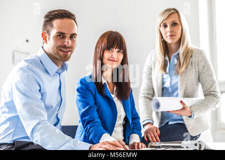 Porträt der jungen Modedesigner zusammen arbeiten im Büro Stockfoto