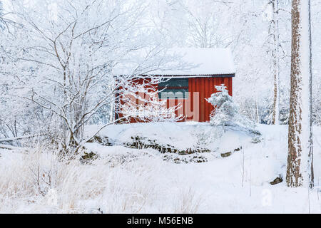 Jagdhütte im Winter Forest Stockfoto