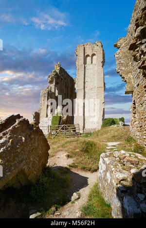 Mittelalterliche Corfe Castle dicht bis Sonnenaufgang, 1086 von Wilhelm dem Eroberer, Dorset England gebaut Stockfoto