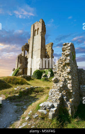 Mittelalterliche Corfe Castle dicht bis Sonnenaufgang, 1086 von Wilhelm dem Eroberer, Dorset England gebaut Stockfoto