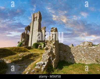 Mittelalterliche Corfe Castle dicht bis Sonnenaufgang, 1086 von Wilhelm dem Eroberer, Dorset England gebaut Stockfoto