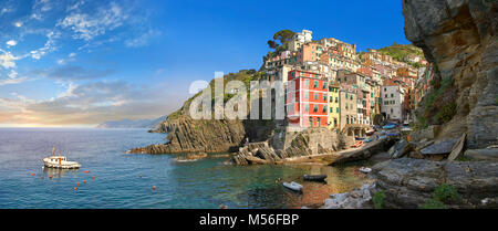 Fischerdorf und den Hafen von Riomaggiore bei Sonnenaufgang, der Nationalpark der Cinque Terre, Ligurien, Italien Stockfoto