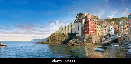 Fischerdorf und den Hafen von Riomaggiore bei Sonnenaufgang, der Nationalpark der Cinque Terre, Ligurien, Italien Stockfoto