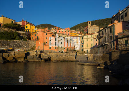 Ausblick auf den kleinen Meer Dorf Tellaro in der Nähe von Lerici, La Spezia, Ligurien, Italien, Europa Stockfoto