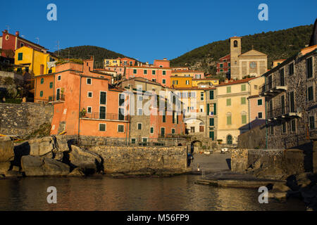 Ausblick auf den kleinen Meer Dorf Tellaro in der Nähe von Lerici, La Spezia, Ligurien, Italien, Europa Stockfoto