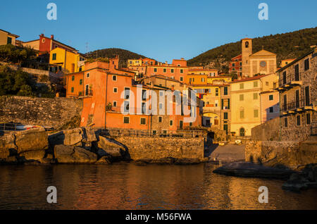 Lange Belichtung von kleinen Meer Dorf Tellaro bei Sonnenuntergang, in der Nähe von Lerici, La Soezia, Ligurien, Italien, Europa Stockfoto
